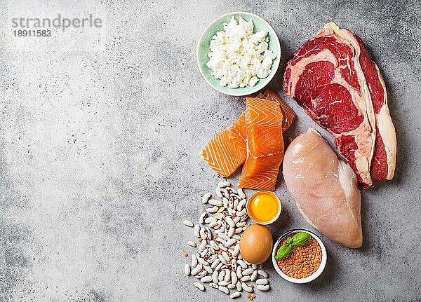 Sortiment natürlicher Proteinquellen aus Lebensmitteln: Fleisch  Fisch  Huhn  Milchprodukte  Eier  Bohnen. Diät  gesunde Ernährung  Wellness  Bodybuilding-Konzept  Draufsicht  Platz für Text