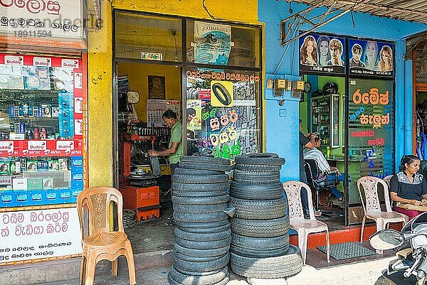 Kleine Geschäfte  Werkstätten und Friseurläden in der Innenstadt von Galle. Die Stadt ist die wichtigste Stadt der südlichen Provinz