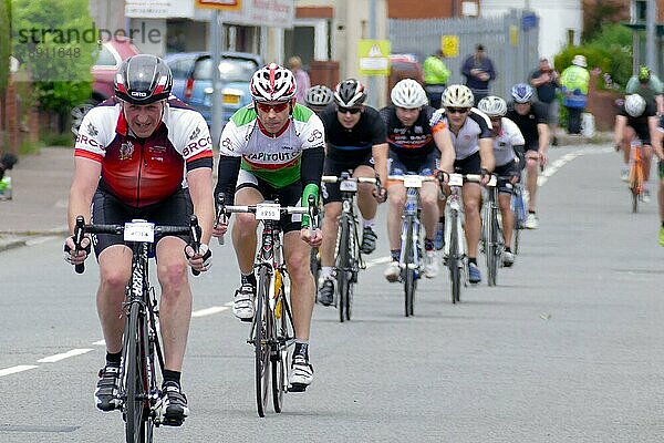 Radfahrer  die am 14. Juni 2015 am Velothon-Radrennen in Cardiff  Wales  teilnehmen