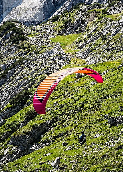 GARMISCH  DEUTSCHLAND 10. JULI: Gleitschirmflieger am Osterfeldkopf in Garmisch  Deutschland am 10. Juli 2016