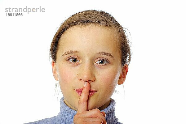 Mädchen hält Zeigefinger vor Mund  Psst  leise sein  Ruhe  nichts sagen