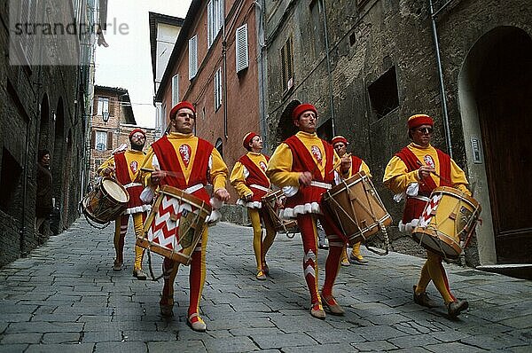 Drummer  Parade of Contrades  Siena  Tuscany  Italy  Trommler beim Umzug der Contraden  Siena  Toskana  Italien  Europa