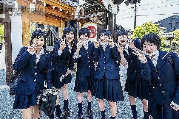 Kyoto Japan. Lächelnde Studentinnen