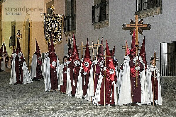 People on Easter procession  Trujillo  Estremadura  Spain  Menschen bei Osterprozession  Extremadura  Osterwoche  Karwoche  Semana Santa