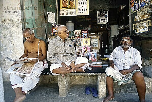 Alte Freunde unterhalten sich in einem kleinen Laden in Thiruvallikeni  Chennai  Tamil Nadu  Indien  Asien
