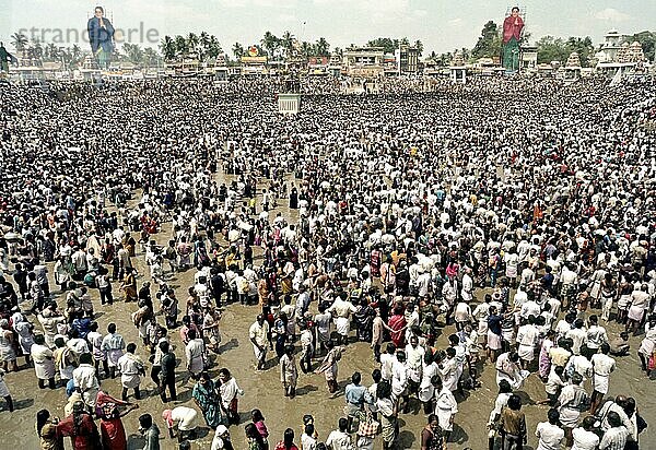 Besprengen der Menschen mit Brahmma theertham (heiliges Wasser) während des Mahamakham Festes in Kumbakonam  Tamil Nadu  Indien  Asien