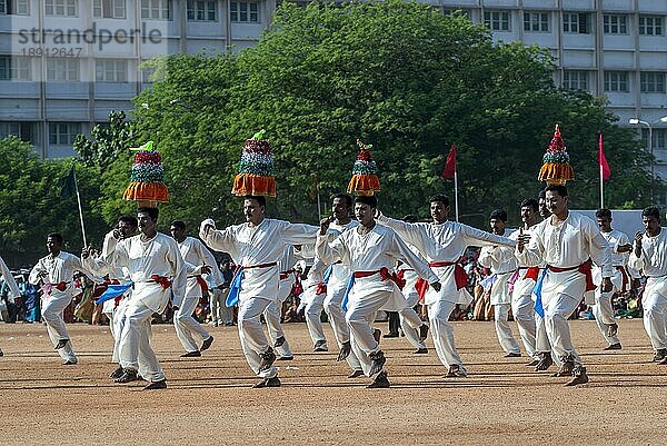 Karagattam Karagam-Tänzer bei einem öffentlichen Sportfest der Polizei in Coimbatore Tamil Nadu  Südindien  Indien. Volkstanz