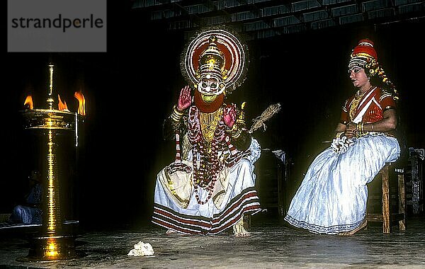 Koodiyattam Kodiyattom ist das sanskritische Theater von Kerala  das vor zwei Jahrtausenden entstanden sein soll. Kerala Kalamandalam in Cheruthuruthy oder Vallathol Nagar  Kerala  Südindien  Indien  Asien