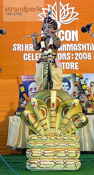 Ein als Lord Krishna verkleidetes Kind steht auf einer fünfköpfigen Kobra-Statue beim Janmashtami Krishna Jayanthi Festival in Iskcon in Coimbatore  Tamil Nadu  Südindien  Indien  Asien