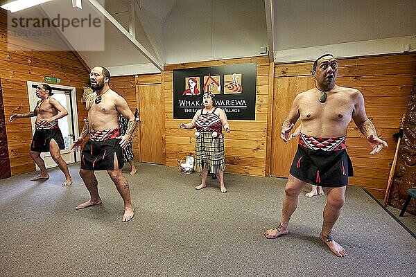 Maori-Dorf Whakarewarewa. Haka traditioneller Performance-Tanz