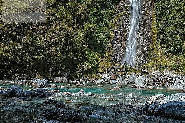 Blick auf die Thunder Creek Falls in Neuseeland