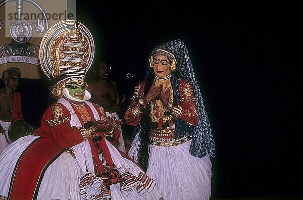 Pacha Green edel und die göttlichen und Minukku strahlenden Zeichen in Kathakali  Kerala Kalamandalam Koothambalam Tempeltheater Cheruthuruthy in der Nähe von Soranur  Kerala  Südindien  Indien  Asien