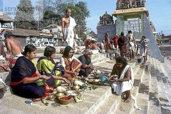 Sumangali Pooja  Gebet für die Langlebigkeit des Ehemanns während des Mahamakham Mahamaham Mahamagam Festivals in Kumbakonam  Tamil Nadu  Indien  Asien