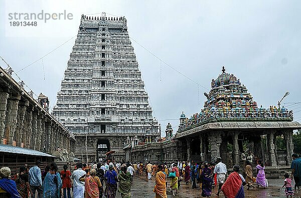 Arunachaleswarar Annamalaiyar Annamalai-Tempel in Thiruvannamalai Tiruvannamalai  Tamil Nadu  Südindien  Indien  Asien. Fünf verschiedene Tempel wurden Lord Siva gewidmet  um ihn in Form der fünf Elemente der Natur  nämlich Erde  Wasser  Wind  Feuer und Äther  zu verehren. Lord Shiva wird hier als Feuer verehrt  Asien