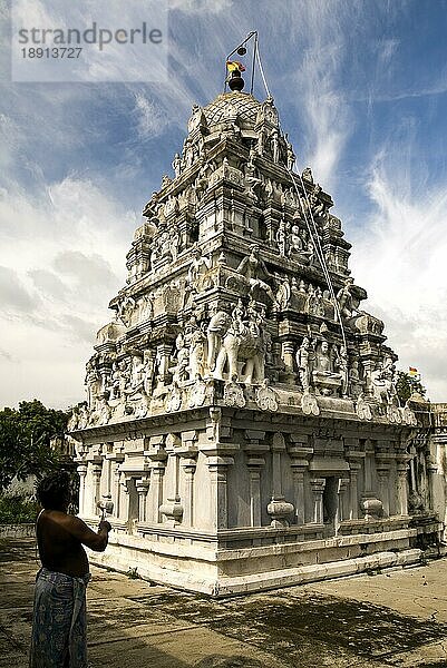 Turm Gopuram im Adinath Jain-Tempel im Dorf Vidur in der Nähe von Tindivanam  Tamil Nadu  Südindien  Indien  Asien