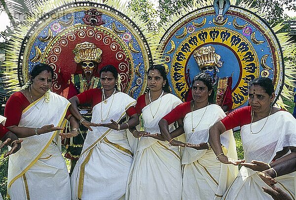 Theyyam und Thiruvathira Kali Tänzer  Kerala  Südindien  Indien  Asien