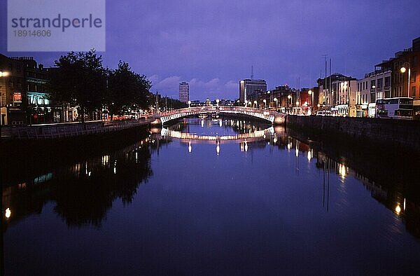 Halfpenny-Bridge and river Liffey at night  Dublin  County Dublin  Ireland  Ha'Penny-Brücke und Fluss Liffey bei Nacht  Dublin  Grafschaft Dublin  Irland  Europa