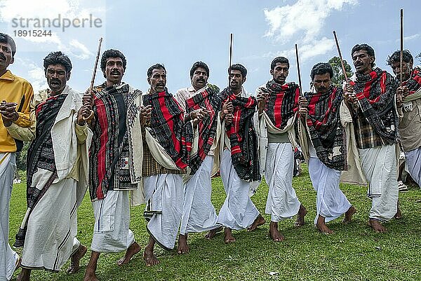 Toda-Männer tanzen  Nilgiris  Ooty Udhagamandalam  Tamil Nadu  Südindien  Indien  Asien. Die lebhaften Lieder  die wichtige Ereignisse aus der Vergangenheit der Todas beschreiben. Einer der großen indischen Ureinwohnerstämme  Asien