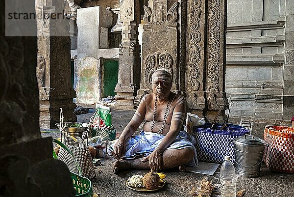 Saivitischer Gläubiger im Thillai Nataraja Tempel  Chidambaram  Tamil Nadu  Südindien  Indien  Asien