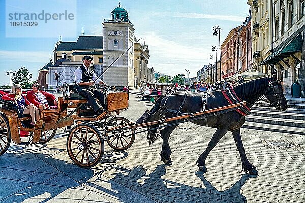 Pferd und Kutsche auf dem Alten Markt in Warschau