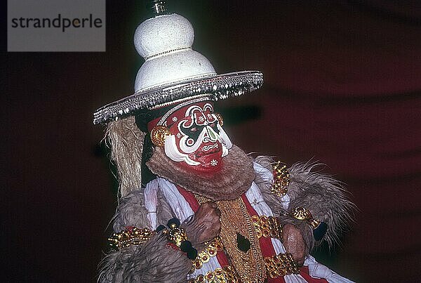 Hanuman in Kathakali Kalyana Sougandhikam Geschichte in Kerala Kalamandalam  Cheruthuruthy bei Soranur  Kerala  Südindien  Indien  Asien