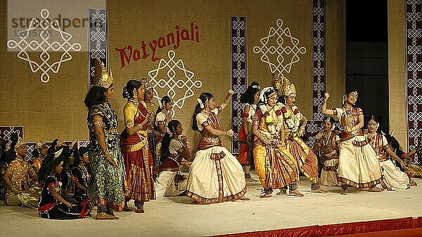 Bharatanatyam  Tanzdrama  in Natiyanjali im Perur-Tempel  Coimbatore  Tamil Nadu. Bharatanatyam hat seinen Ursprung in Südindien  im Bundesstaat Tamilnadu. Er begann als Tempeltanztradition namens Dasiyattam (Tanz der Dienerinnen) vor 2000 Jahren und ist vielleicht die fortschrittlichste und am weitesten entwickelte Tanzform aller klassischen indischen Tanzformen  Indien  Asien