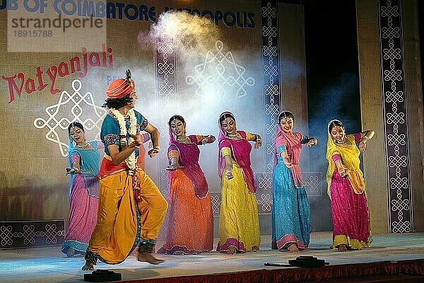 Kathak-Tanz beim Natiyanjali-Festival im Perur-Tempel  Tamil Nadu  Indien  Asien