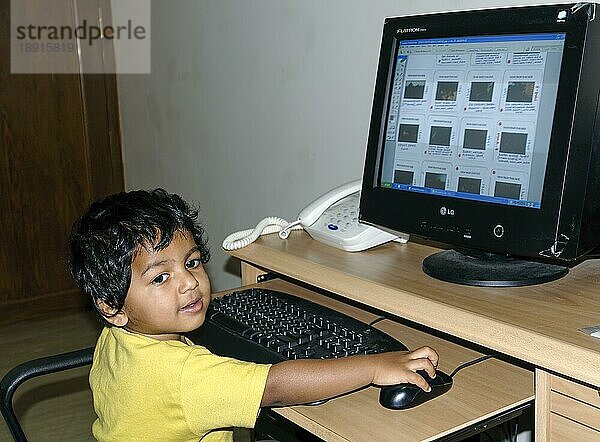Ein südindisches 2 Jahre altes Kleinkind Junge Ashwin Betrieb Computer-Maus  Karnataka  Südindien  Indien  Asien