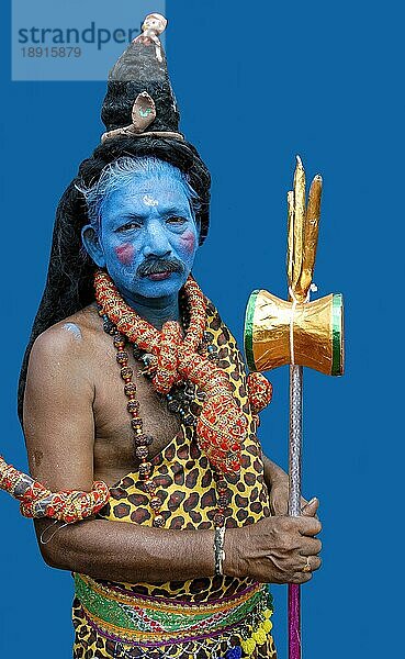 Ausschnitt  das Bild des Mannes gekleidet als Shiva Siva in Dasara Dussera Dusera Festival in Kulasai Kulasekharapatnam in der Nähe von Tiruchendur  Tamil Nadu  Südindien  Indien  Asien