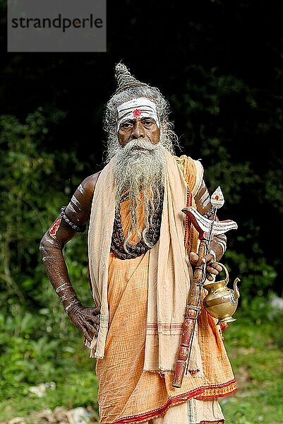 Hindu Sadhu Heiliger Asket heiliger Mann im Murugan Tempel in Pazhamudircholai in der Nähe von Madurai  Tamil Nadu  Südindien  Indien  Asien