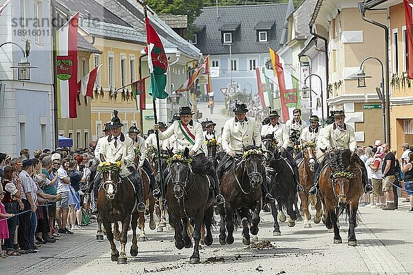 Kranzlreiten  Brauchtum in Weitensfeld  Kärnten  Österreich  Europa