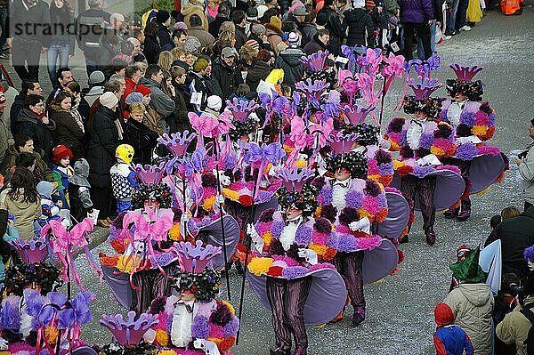 Menschen in Karnevalskostümen beim Karnevalsumzug  Aalst  Flandern  Belgien  Fastnacht  Europa