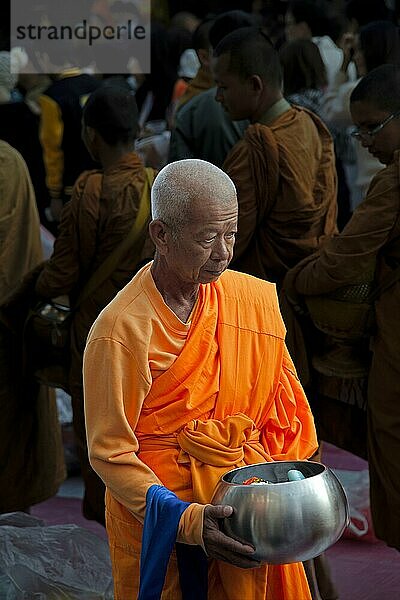 Buddhistischer Mönch beim morgendlichen Sammeln von Spenden  Chiang Mai  Thailand  Asien