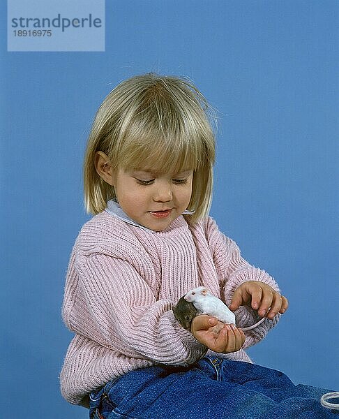 Mädchen mit Hausmaus (mus musculus) und weißer Maus