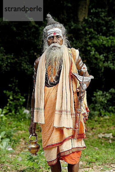 Hindu Sadhu Heiliger Asket heiliger Mann im Murugan Tempel in Pazhamudircholai in der Nähe von Madurai  Tamil Nadu  Südindien  Indien  Asien