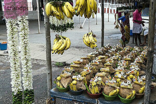 Ein Geschäft  das Pooja Puja Dinge im Lord Murugan Tempel in Thiruttani Tiruttani Tirutani  Tamil Nadu  Südindien  Indien  Asien verkauft  Asien