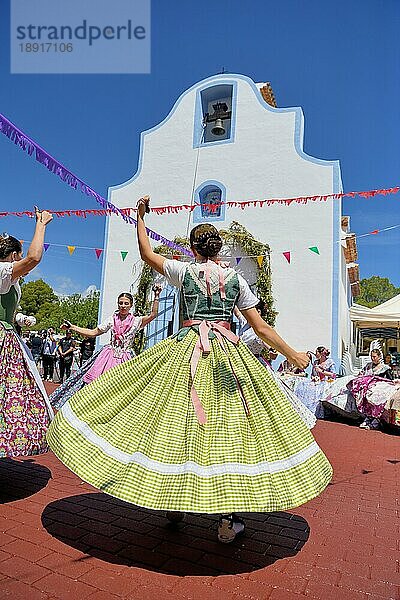 Frauen in traditionellen Kleidern tanzen vor der Kapelle Ermita de San Vicent  jährliche Fiesta zur Ehrung des gleichnamigen Heiligen in Cautivador oder Captivador  Gemeinde La Nucía  Provinz Alicante  Land Valencia  Costa Blanca  Spanien  Europa