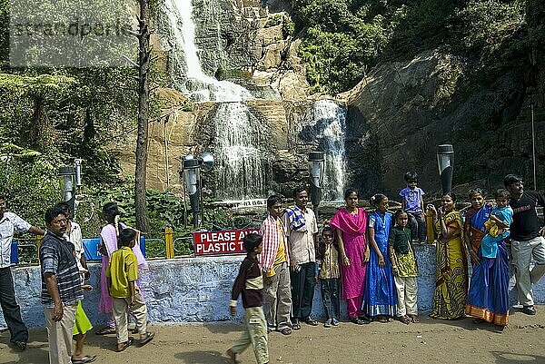 Eine Gruppe von Menschen steht vor der Silberkaskade in Kodaikanal  Tamil Nadu  Südindien  Indien  Asien