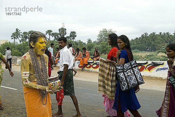 Pilger  geschmückt mit heiliger Asche und tranceähnlichen Speeren  die durch die Wangen gebohrt wurden  auf dem Weg nach Tiruchendur während des Vaikasi Visakam Festivals in Tiruchendur  Tamil Nadu  Südindien  Indien  Asien