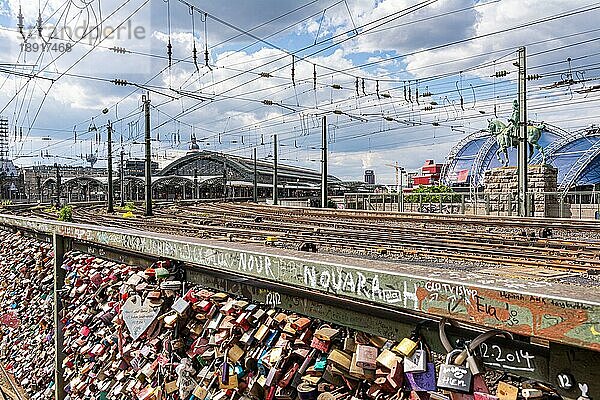 KÖLN  DEUTSCHLAND 12. MAI: Brücke voller Liebesschlösser in Köln  Deutschland am 12. Mai 2019. Blick auf den Hauptbahnhof