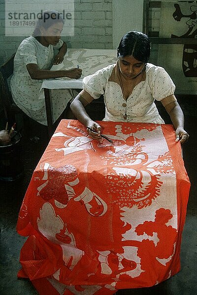 Frau bemalt Stoffe  Sri Lanka  Batik  Asien