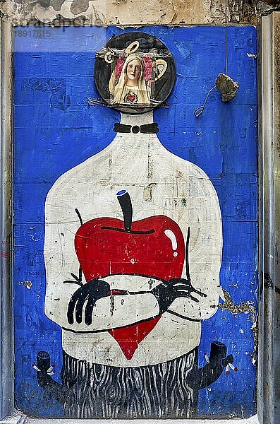 Neapel Kampanien Italien. Sakrale profane Straßengraffiti in Quartieri Spagnoli (Spanische Viertel)  einem Teil der Stadt Neapel in Italien. Es ist eine arme Gegend  die unter hoher Arbeitslosigkeit und dem starken Einfluß der Camorra leidet. Das Gebiet besteht aus einem Netz von