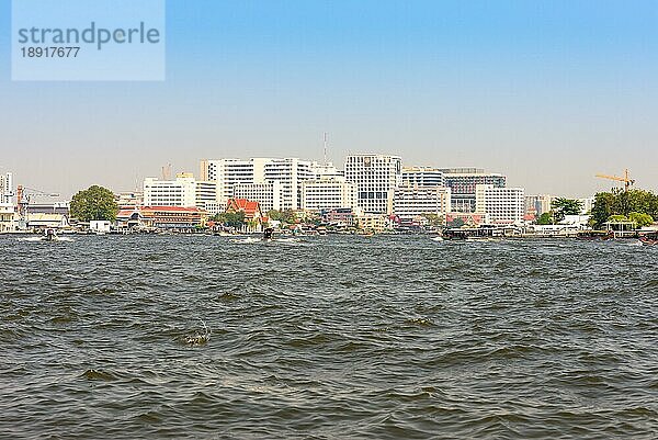 Schiffe und Boote auf dem Chao Phraya  einem wichtigen Fluss in Thailand. Der Fluss schlängelt sich durch die Stadt in südlicher Richtung und mündet etwa 25 Kilometer südlich der Stadt in den Golf von Thailand