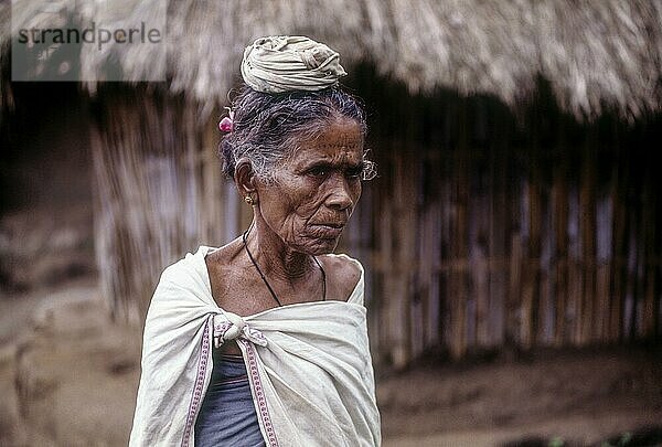 Jenu Kurumba Stammesangehörige in Nagarhole  Karnataka  Südindien  Indien  Asien