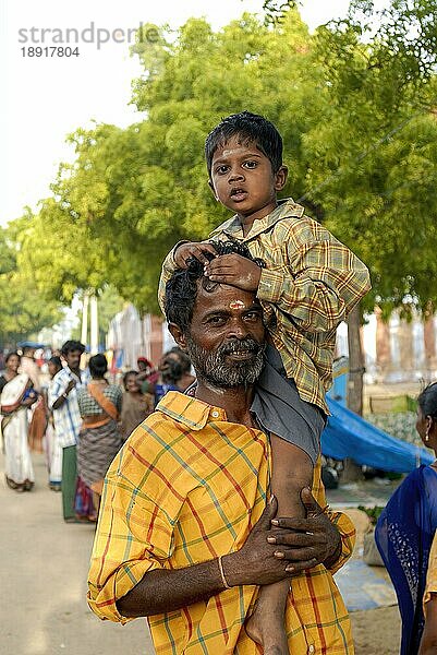 Narikuravar ist ein Mann aus einer indigenen Gemeinschaft  der seinen Sohn auf der Schulter trägt  in Kulasai Kulasekharapatnam in der Nähe von Tiruchendur  Tamil Nadu  Südindien  Indien  Asien