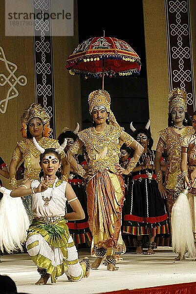 Bharatanatyam  Tanzdrama  in Natiyanjali im Perur-Tempel  Coimbatore  Tamil Nadu. Bharatanatyam hat seinen Ursprung in Südindien  im Bundesstaat Tamilnadu. Er begann als Tempeltanztradition namens Dasiyattam (Tanz der Dienerinnen) vor 2000 Jahren und ist vielleicht die fortschrittlichste und am weitesten entwickelte Tanzform aller klassischen indischen Tanzformen  Indien  Asien