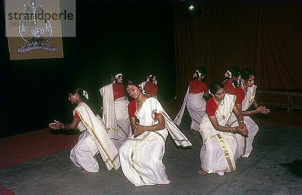 Thiruvathira oder Thiruvathirai kali  traditioneller Tanz aus Kerala  Südindien  Indien  Asien