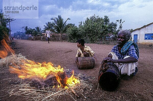 Ein Stammesangehöriger spielt die Trommel in Bandipur  Karnataka  Südindien  Indien  Asien
