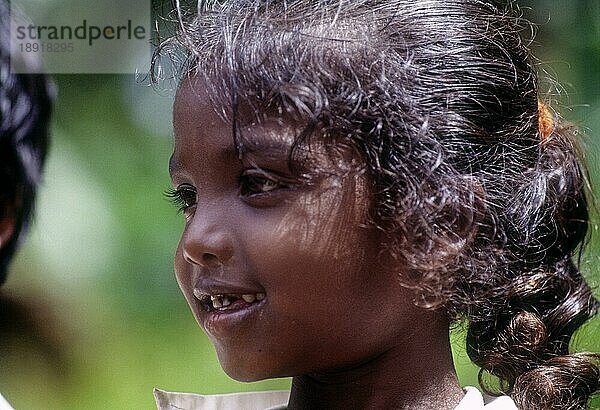 Jenu kurumba Stammesmädchen in Nagarahole  Karnataka  Südindien  Indien  Asien