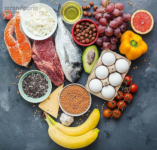 Gesunde Ernährung Konzept. Ausgewogene gesunde Ernährung Lebensmitteltabelle. Fleisch  Fisch  Gemüse  Obst  Bohnen  Molkereiprodukte. Ansicht von oben. Zutaten zum Kochen. Bio-Lebensmittel. Klares Essen. Idee für gesundes Essen